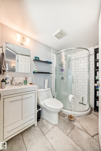 12015 104 Street, Edmonton, AB - Indoor Photo Showing Bathroom