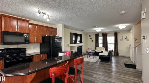 6074 Stanton Drive, Edmonton, AB - Indoor Photo Showing Kitchen