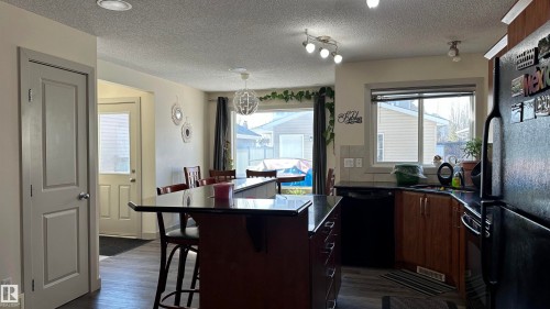 6074 Stanton Drive, Edmonton, AB - Indoor Photo Showing Kitchen