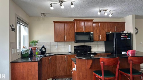 6074 Stanton Drive, Edmonton, AB - Indoor Photo Showing Kitchen