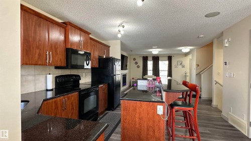 6074 Stanton Drive, Edmonton, AB - Indoor Photo Showing Kitchen