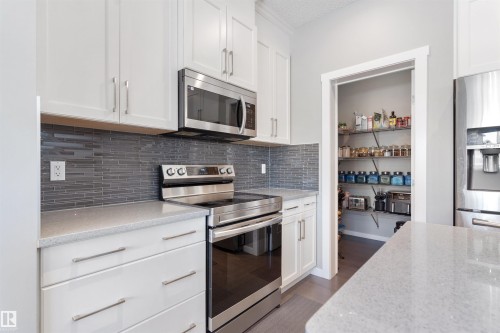 6006 19A Avenue, Edmonton, AB - Indoor Photo Showing Kitchen With Upgraded Kitchen