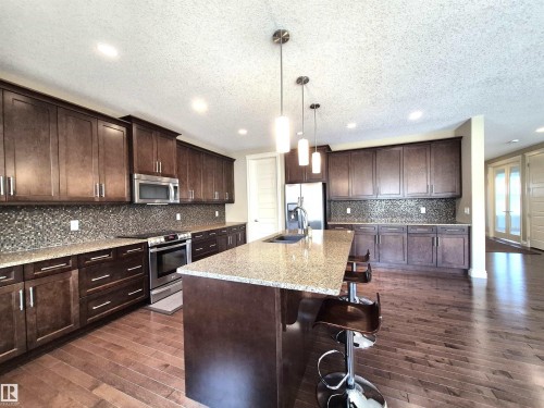 2121 90A Street, Edmonton, AB - Indoor Photo Showing Kitchen With Upgraded Kitchen