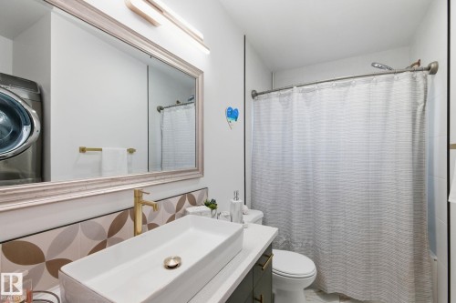8043 135 Avenue, Edmonton, AB - Indoor Photo Showing Bathroom