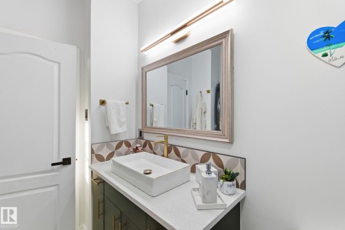 8043 135 Avenue, Edmonton, AB - Indoor Photo Showing Bathroom