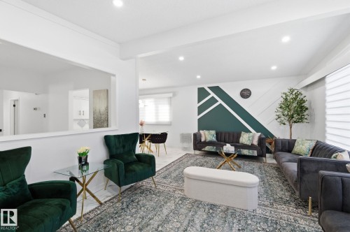 8043 135 Avenue, Edmonton, AB - Indoor Photo Showing Living Room