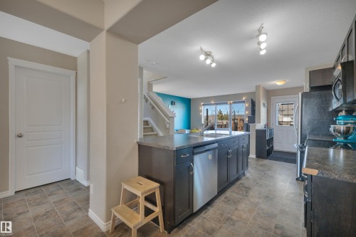 419 Hemingway Road, Edmonton, AB - Indoor Photo Showing Kitchen