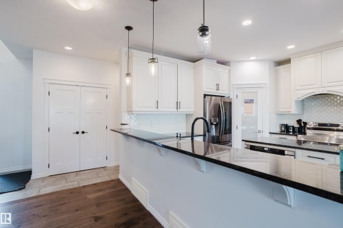 17539 61 Street, Edmonton, AB - Indoor Photo Showing Kitchen With Upgraded Kitchen