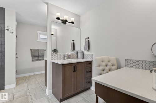 2728 202 Street, Edmonton, AB - Indoor Photo Showing Bathroom