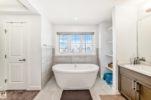922 173A Street, Edmonton, AB - Indoor Photo Showing Bathroom
