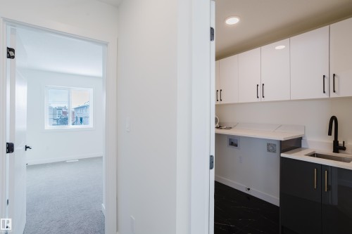 9707 157 St Nw, Edmonton, AB - Indoor