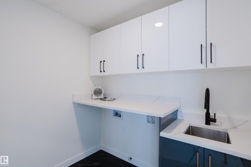 9707 157 St Nw, Edmonton, AB - Indoor