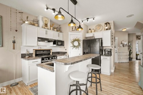 114 Mclaughlin Drive, Spruce Grove, AB - Indoor Photo Showing Kitchen