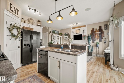 114 Mclaughlin Drive, Spruce Grove, AB - Indoor Photo Showing Kitchen With Double Sink