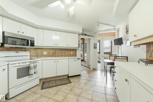 4C 10050 118 Street, Edmonton, AB - Indoor Photo Showing Kitchen