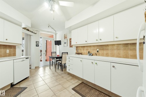 4C 10050 118 Street, Edmonton, AB - Indoor Photo Showing Kitchen