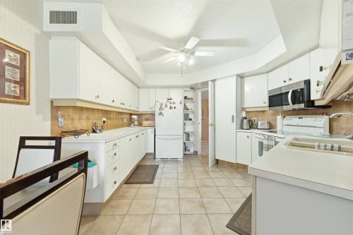 4C 10050 118 Street, Edmonton, AB - Indoor Photo Showing Kitchen