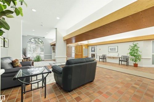 4C 10050 118 Street, Edmonton, AB - Indoor