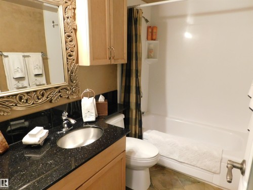 1704 10150 117 Street, Edmonton, AB - Indoor Photo Showing Bathroom