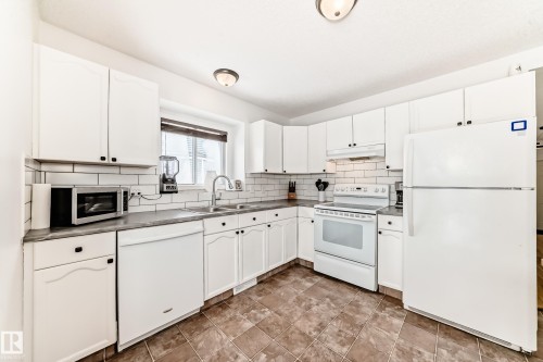 5 Dillon Place, St. Albert, AB - Indoor Photo Showing Kitchen With Double Sink