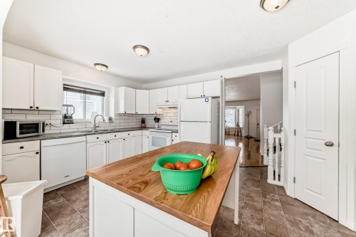 5 Dillon Place, St. Albert, AB - Indoor Photo Showing Kitchen