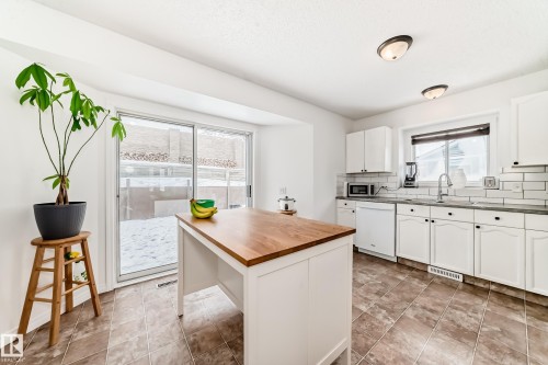 5 Dillon Place, St. Albert, AB - Indoor Photo Showing Kitchen