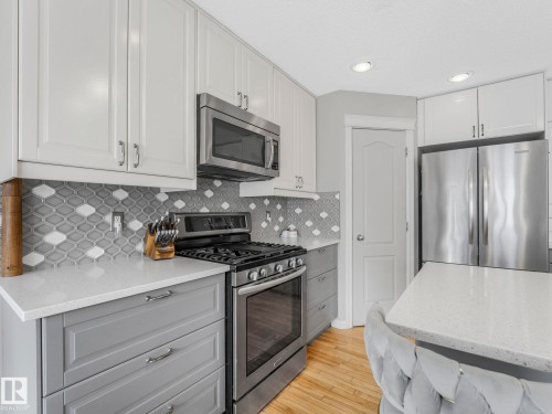 2354 Taylor Close, Edmonton, AB - Indoor Photo Showing Kitchen