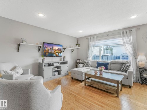 2354 Taylor Close, Edmonton, AB - Indoor Photo Showing Living Room