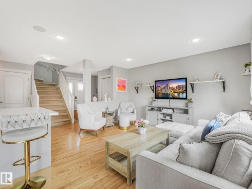 2354 Taylor Close, Edmonton, AB - Indoor Photo Showing Living Room