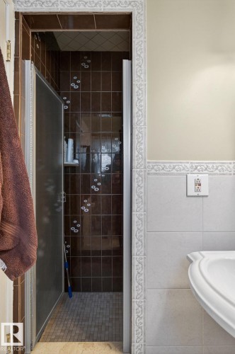 5604 174 Street, Edmonton, AB - Indoor Photo Showing Bathroom