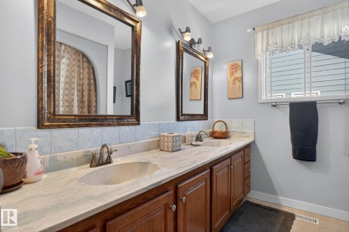 5604 174 Street, Edmonton, AB - Indoor Photo Showing Bathroom