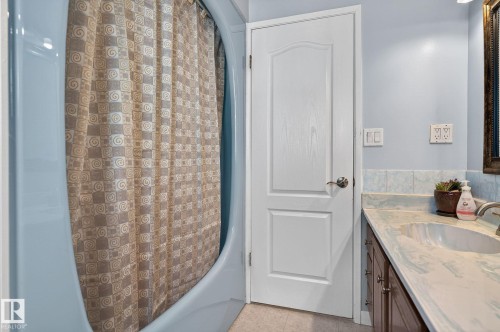 5604 174 Street, Edmonton, AB - Indoor Photo Showing Bathroom