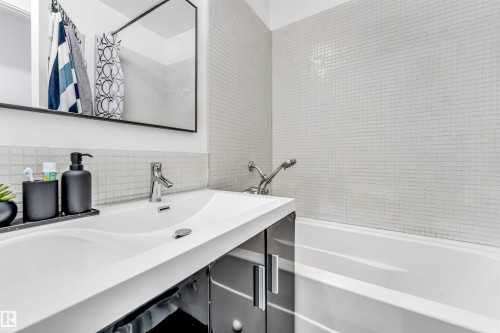 18403 55 Avenue, Edmonton, AB - Indoor Photo Showing Bathroom