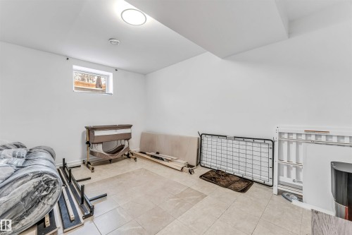 18403 55 Avenue, Edmonton, AB - Indoor Photo Showing Other Room