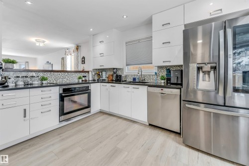 18403 55 Avenue, Edmonton, AB - Indoor Photo Showing Kitchen With Upgraded Kitchen