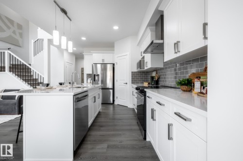 60 Lemon Close, Spruce Grove, AB - Indoor Photo Showing Kitchen With Upgraded Kitchen