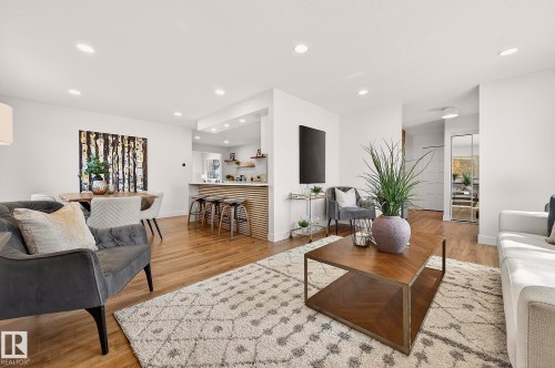 18312 91 Avenue, Edmonton, AB - Indoor Photo Showing Living Room