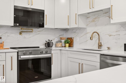 18312 91 Avenue, Edmonton, AB - Indoor Photo Showing Kitchen With Upgraded Kitchen