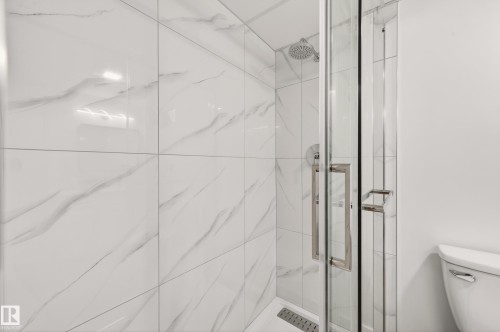 18312 91 Avenue, Edmonton, AB - Indoor Photo Showing Bathroom