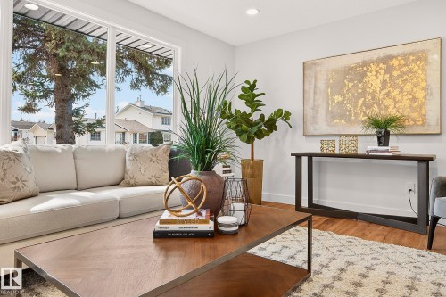 18312 91 Avenue, Edmonton, AB - Indoor Photo Showing Living Room