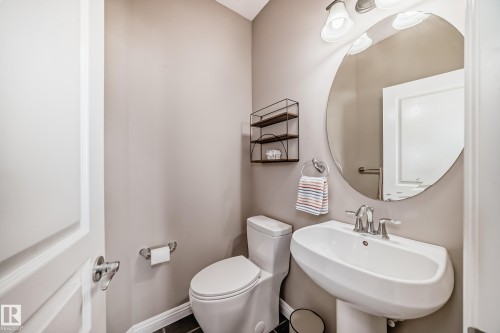 2326 Frezenberg Avenue, Edmonton, AB - Indoor Photo Showing Bathroom