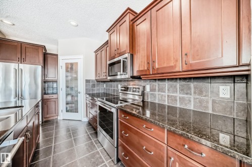 2326 Frezenberg Avenue, Edmonton, AB - Indoor Photo Showing Kitchen With Upgraded Kitchen