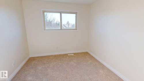 323 Willow Crest, Edmonton, AB - Indoor Photo Showing Other Room
