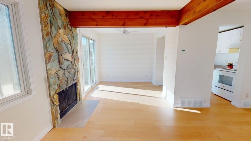 323 Willow Crest, Edmonton, AB - Indoor Photo Showing Other Room