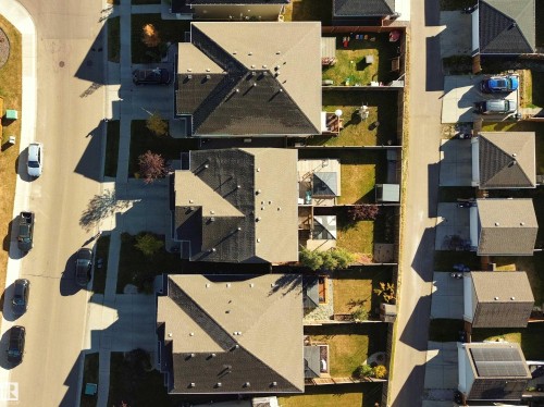 The property is situated in a neighbourhood featuring residential streets and well-maintained yards - 6888 Evans Wynd, Edmonton, AB - Outdoor With View