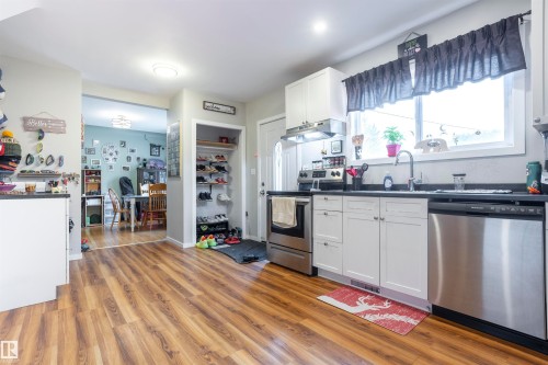 10880 73 Street, Edmonton, AB - Indoor Photo Showing Kitchen