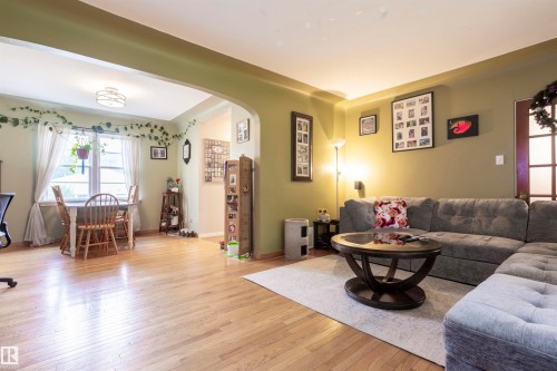10880 73 Street, Edmonton, AB - Indoor Photo Showing Living Room