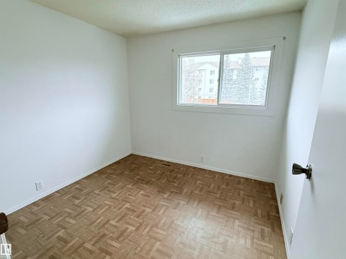18118 93 Avenue, Edmonton, AB - Indoor Photo Showing Other Room
