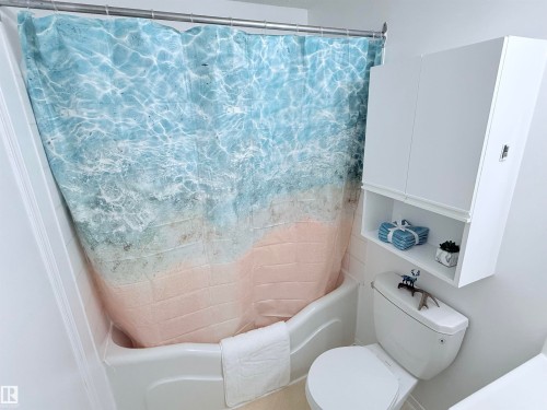 18118 93 Avenue, Edmonton, AB - Indoor Photo Showing Bathroom