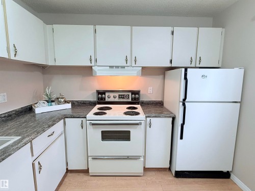 18118 93 Avenue, Edmonton, AB - Indoor Photo Showing Kitchen